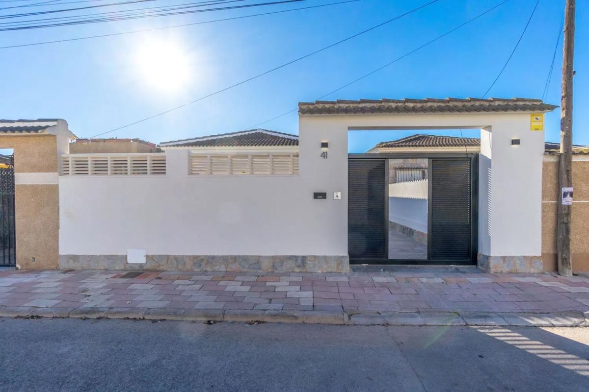 Sale of independent chalet in Calle Strauss s/n, Torrevieja
 photo 5