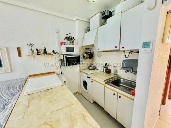 Estudio en venta en Avenida Robleda, Torrevieja thumbnail 1