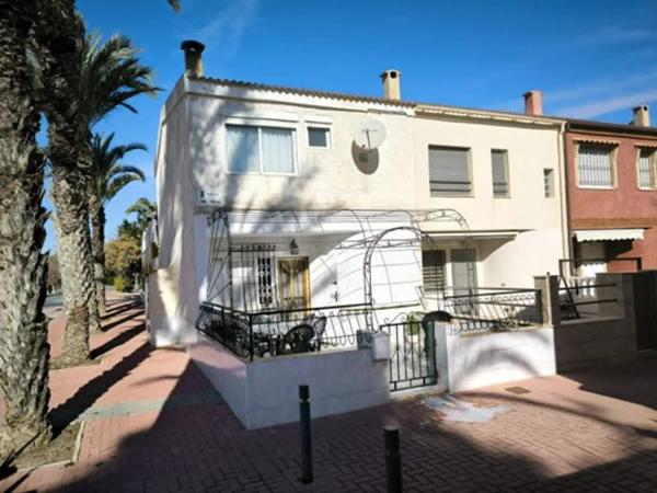 Chalet adosado en calle Río Navia photo 1