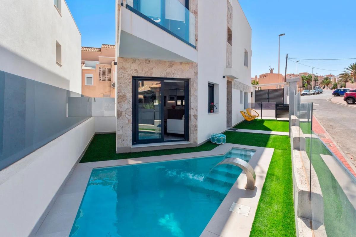 Продажа отдельного шале в Barrio Playa de los Náufragos, Торревьеха photo 2