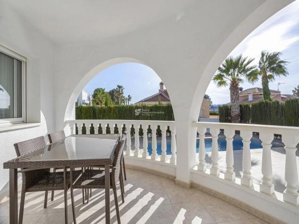Casa independiente en calle Maria Callas thumbnail 1