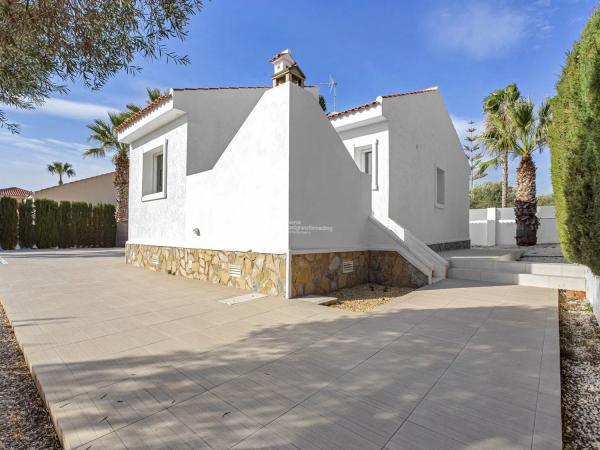 Casa independiente en calle Maria Callas thumbnail 2