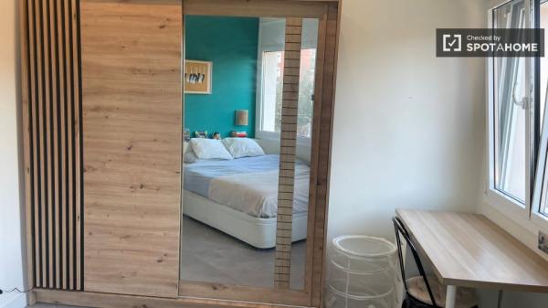 Se alquila habitación en apartamento de 3 dormitorios en Barcelona thumbnail 2