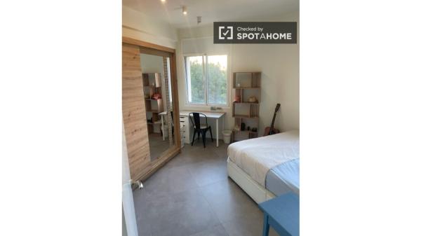 Se alquila habitación en apartamento de 3 dormitorios en Barcelona thumbnail 2