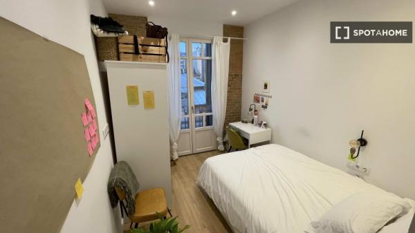 Habitación en piso compartido en barcelona. photo 1