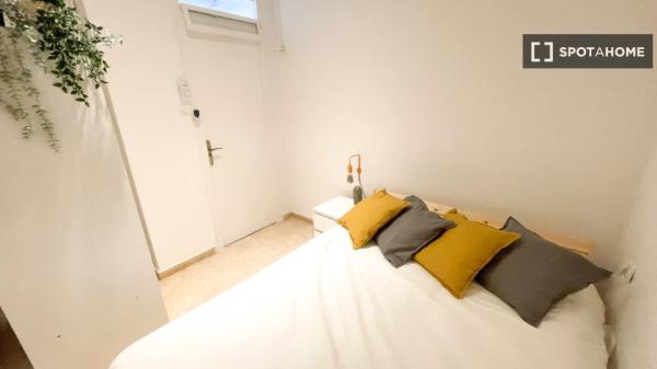 Se alquila habitación en el apartamento de 6 dormitorios en El Raval, Barcelona. photo 3