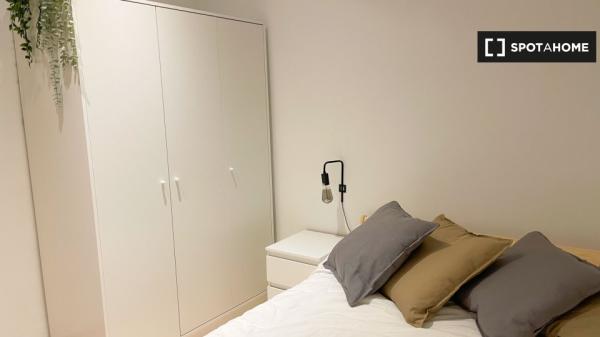 Se alquila habitación en el apartamento de 6 dormitorios en El Raval, Barcelona. photo 3
