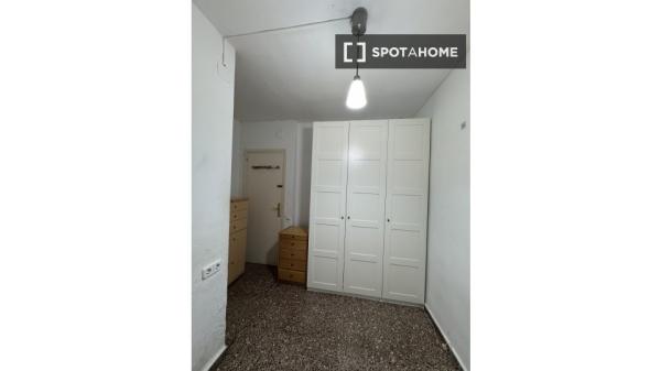 Habitación en piso compartido en L'Hospitalet de Llobregat. photo 1