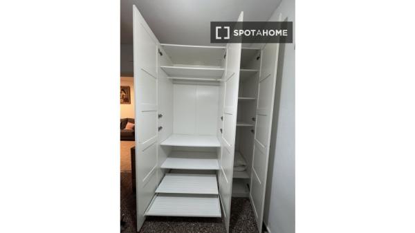 Habitación en piso compartido en L'Hospitalet de Llobregat. photo 2