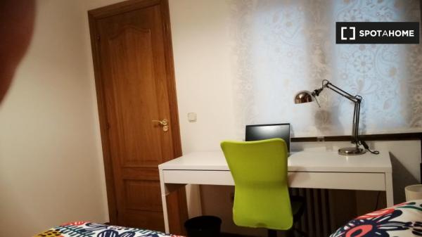 Habitación en piso compartido en Oviedo photo 4