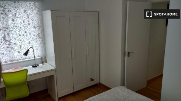 Habitación en piso compartido en Oviedo photo 3