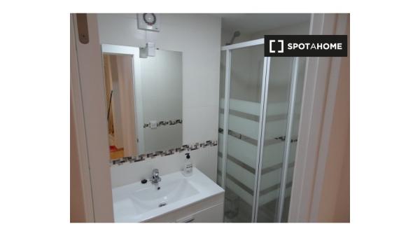 Habitación en piso compartido en Oviedo photo 4