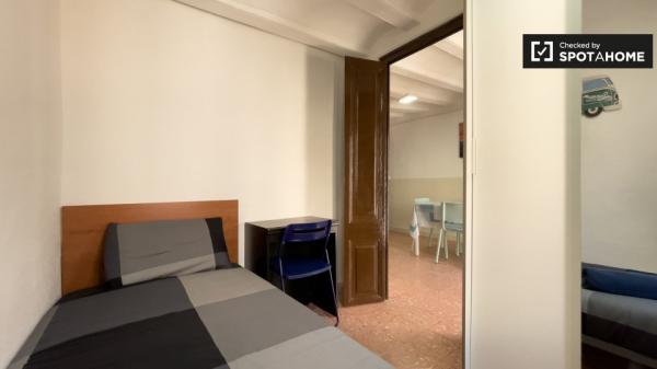 Se alquila habitación en piso de 4 dormitorios en El Raval, Barcelona photo 2