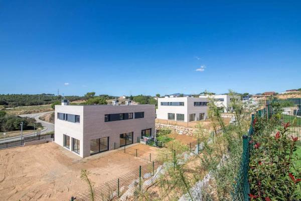 Chalet adosado en venta en Calle Canaries, 18 , Palau-Solità i Plegamans photo 1