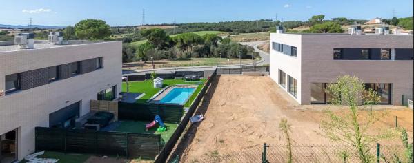 Chalet adosado en venta en  Calle Canaries, 18 , Palau-Solità i Plegamans photo 4
