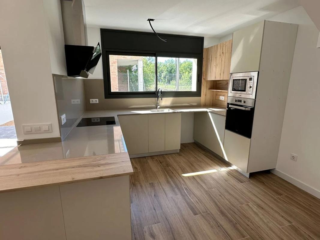 Venta de chalet adosado en  Calle de la Indústria, 8 , Riudarenes photo 5