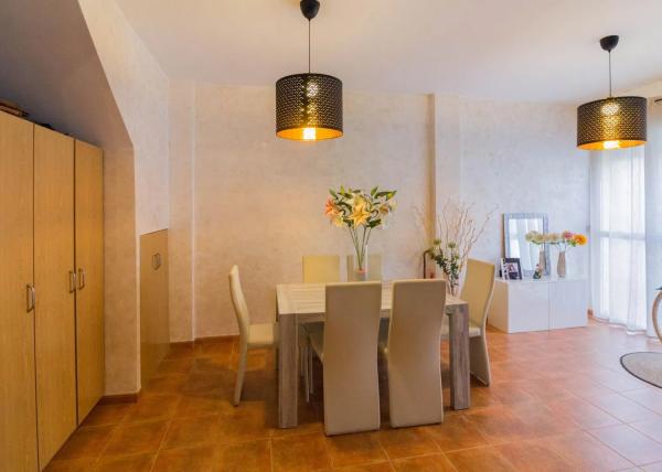 Chalet adosado en calle Infanta Elena thumbnail 2