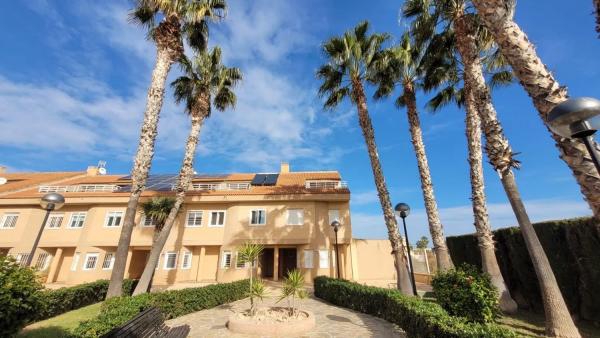 Chalet adosado en calle Clara Campoamor photo 1