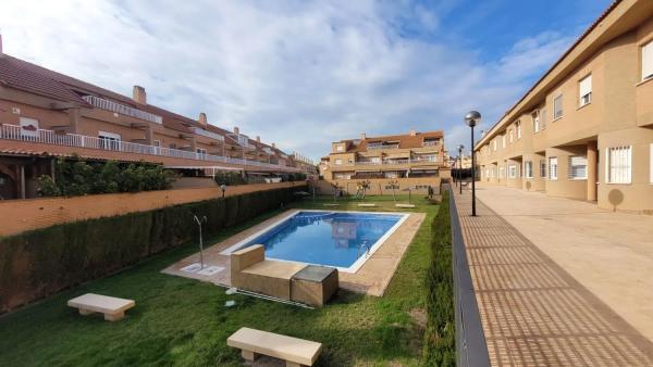 Chalet adosado en calle Clara Campoamor thumbnail 1