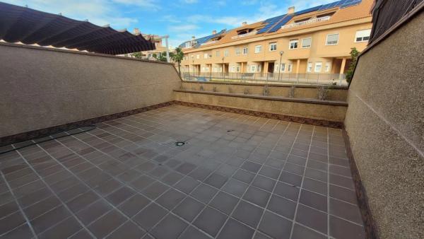 Chalet adosado en calle Clara Campoamor thumbnail 2