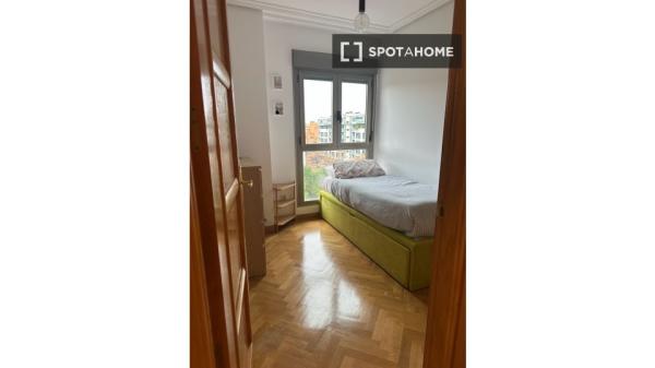 Habitación en piso compartido en madrid. photo 1