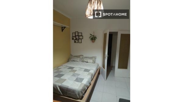 Habitación en piso compartido en barcelona. photo 2