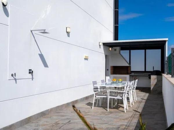 Chalet pareado en calle José Nieto photo 2