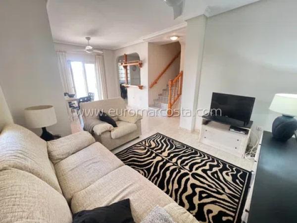 Chalet adosado en calle Higuera photo 1
