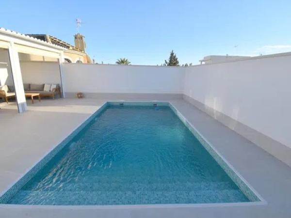Chalet independiente en venta en Barrio La Siesta - El Salado - Torreta, Torrevieja thumbnail 1
