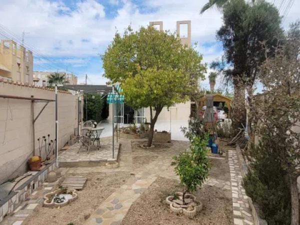 Chalet independiente en venta en Calle Rafael González Machaquito, 3 -27, Torrevieja thumbnail 1