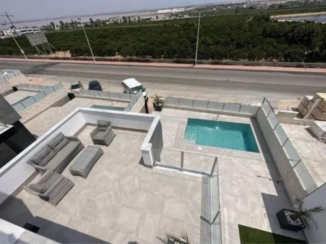 Sprzedaż niezależnego domku jednorodzinnego w Calle Veleta, Torrevieja photo 1