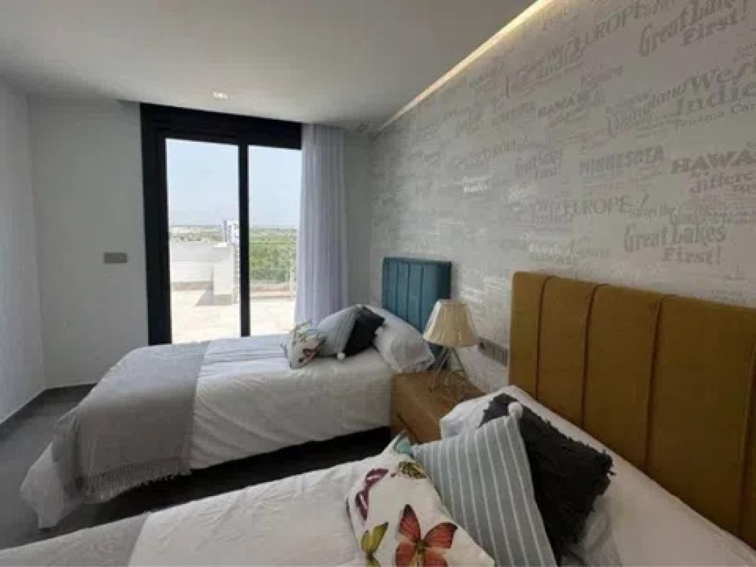 Sprzedaż niezależnego domku jednorodzinnego w Calle Veleta, Torrevieja photo 3