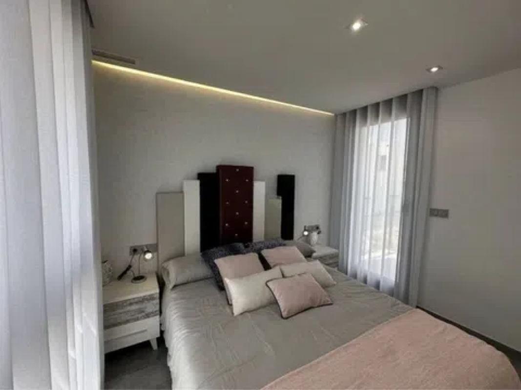 Sprzedaż niezależnego domku jednorodzinnego w Calle Veleta, Torrevieja photo 5