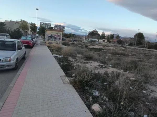 Terreno en calle Salvador i Vicente Pérez Lledó s/n thumbnail 2