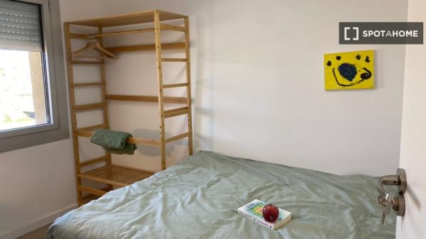 Habitación en piso compartido en terrassa. photo 2