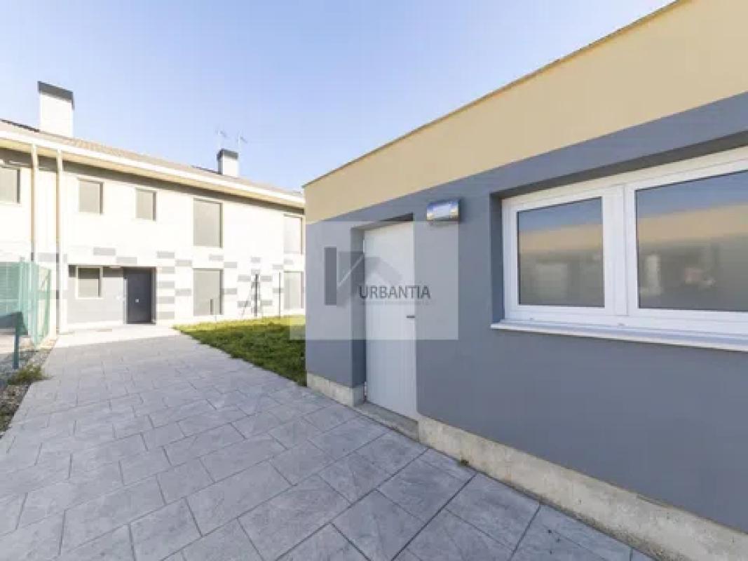 Venta de chalet adosado en  Paseo Río Robo, 32 , Enériz photo 2