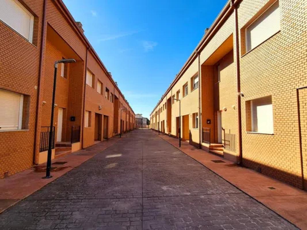 Venta de chalet adosado en Avenida Primero de Junio, 12 , Venta de Baños photo 2