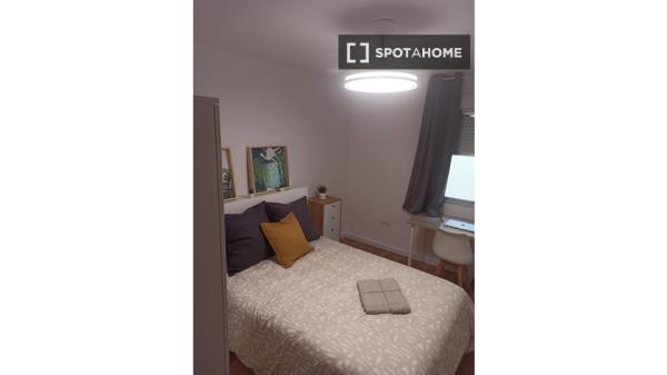 Se alquila habitación en piso de 6 habitaciones en Vélez-Málaga photo 1
