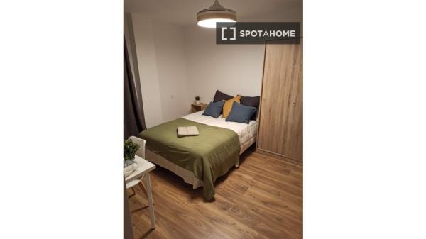 Se alquila habitación en piso de 6 habitaciones en Vélez-Málaga photo 1