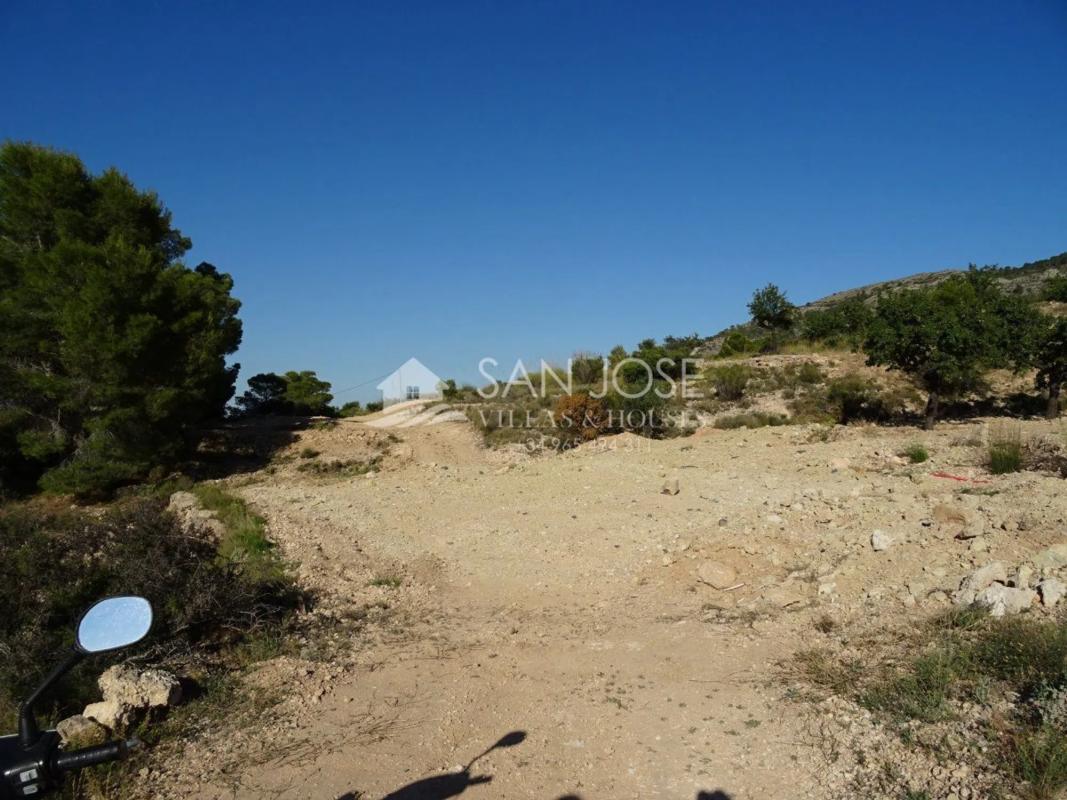 Terreno en venta en Hondón de las Nieves, Alicante photo 1