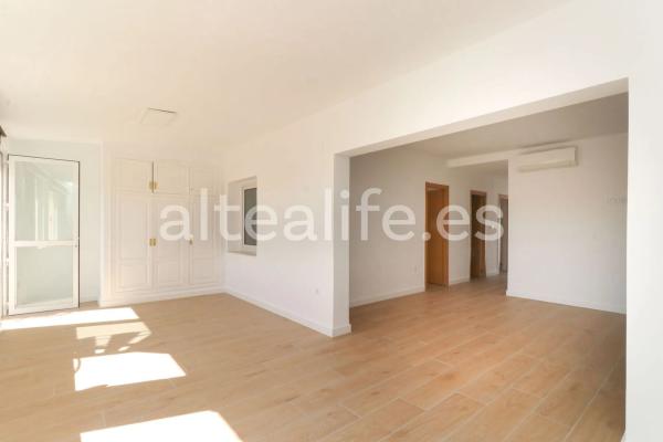 Chalet adosado en calle Brussel·les thumbnail 2