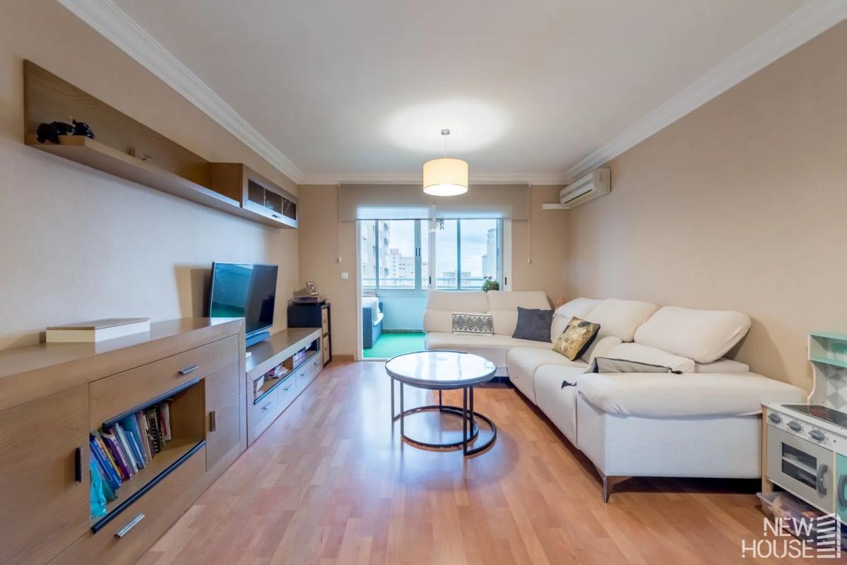 Sale of apartment in Avenida del Fabraquer, El Campello
photo 1