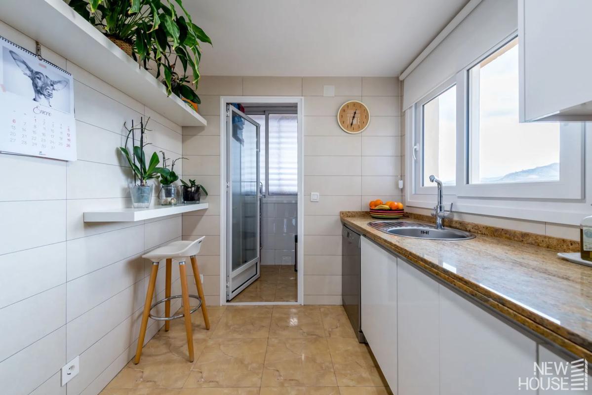 Sale of apartment in Avenida del Fabraquer, El Campello
photo 3