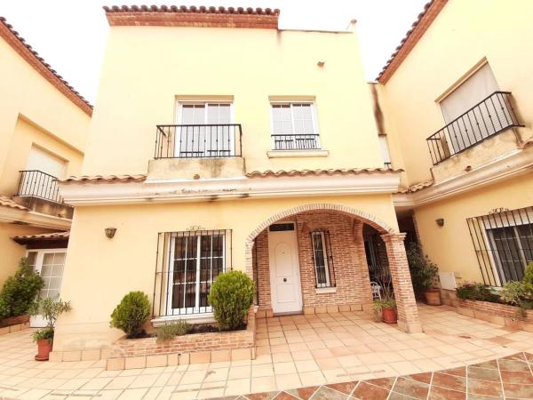 Chalet adosado en calle Gerona photo 1