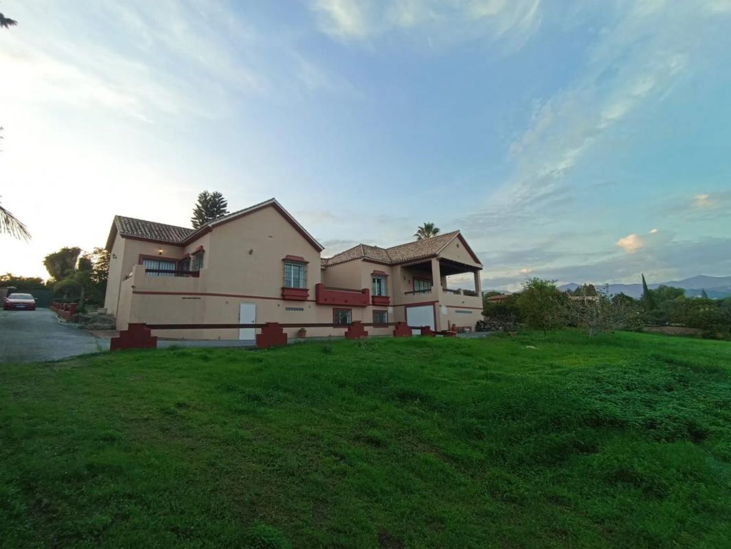 Terreno en venta en Estepona, Malaga photo 1