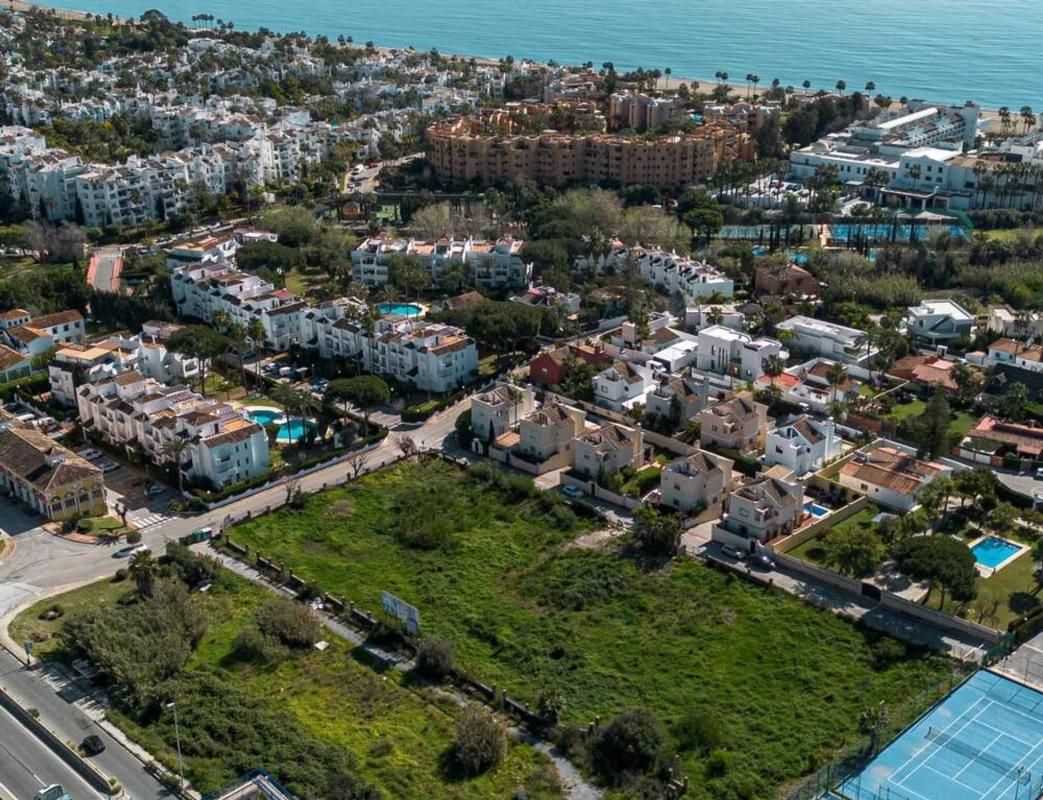 Terreno en venta en Estepona, Malaga photo 1