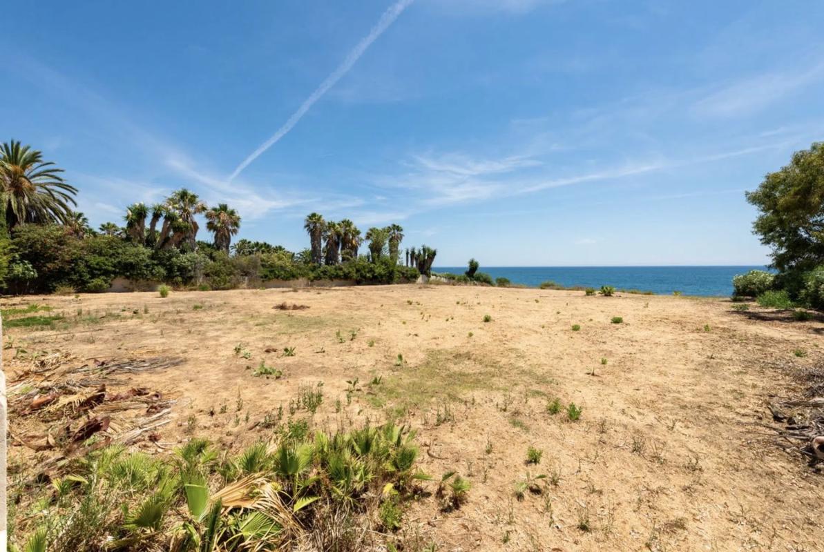 Terreno en venta en Estepona, Malaga photo 1