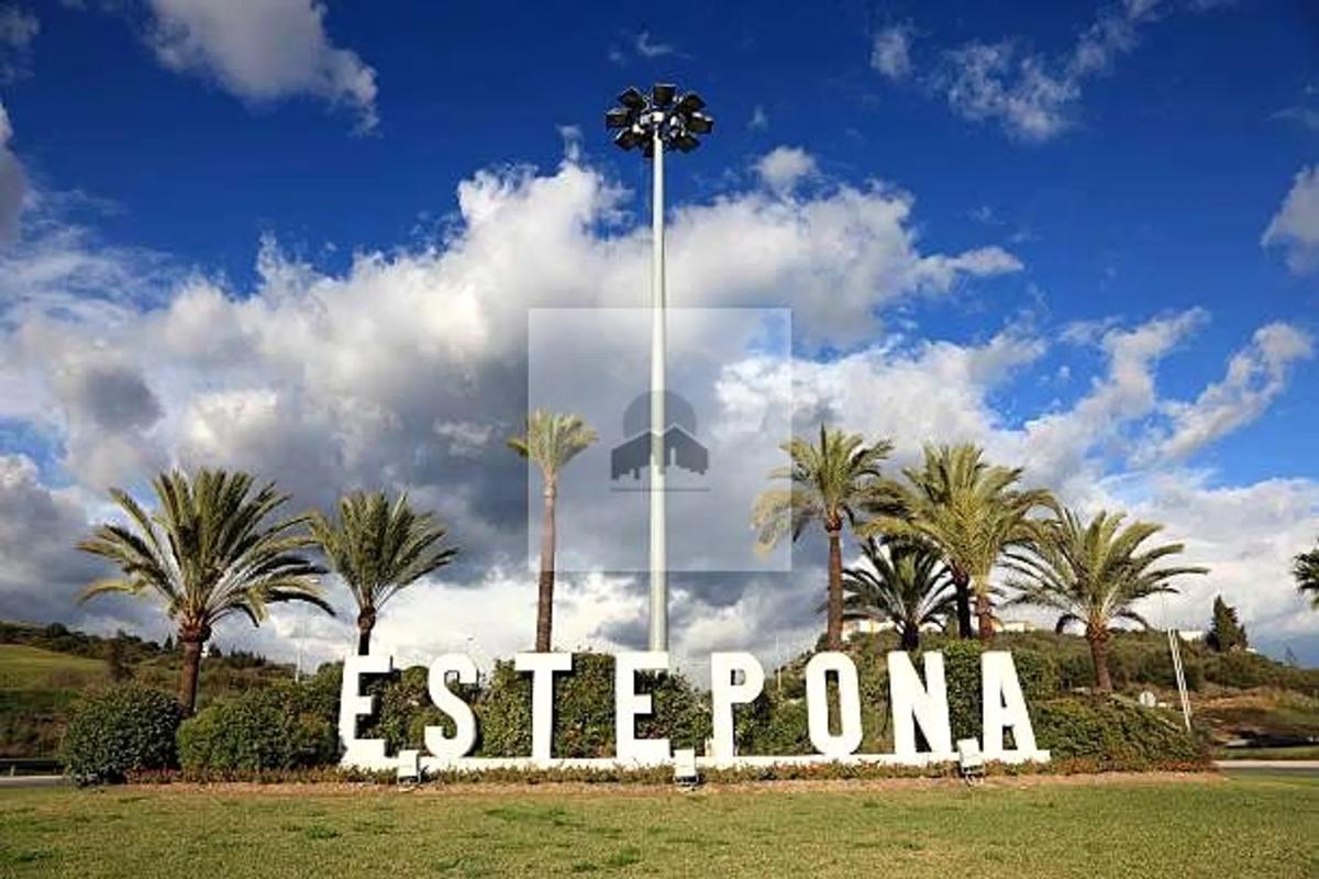 Terreno en venta en Estepona, Malaga photo 1