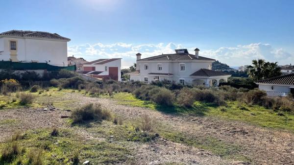 Terreno en avenida del Cantábrico, 42 thumbnail 1