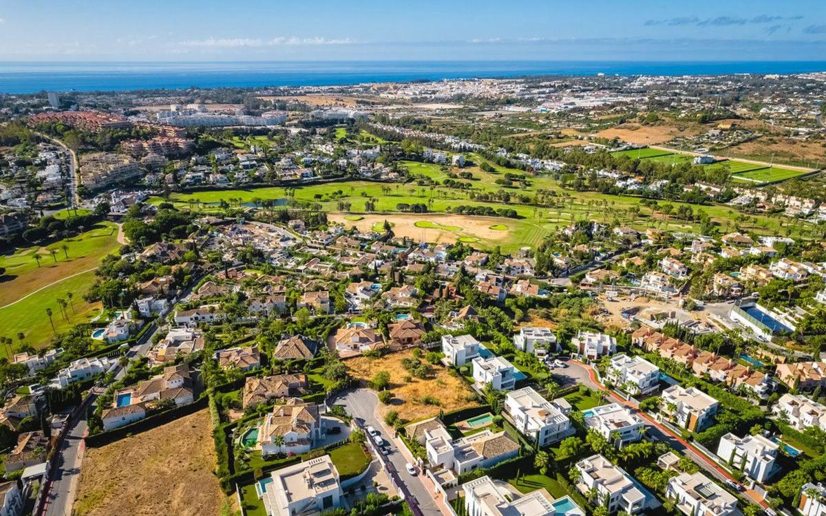 Terreno en venta en Marbella, Malaga photo 1